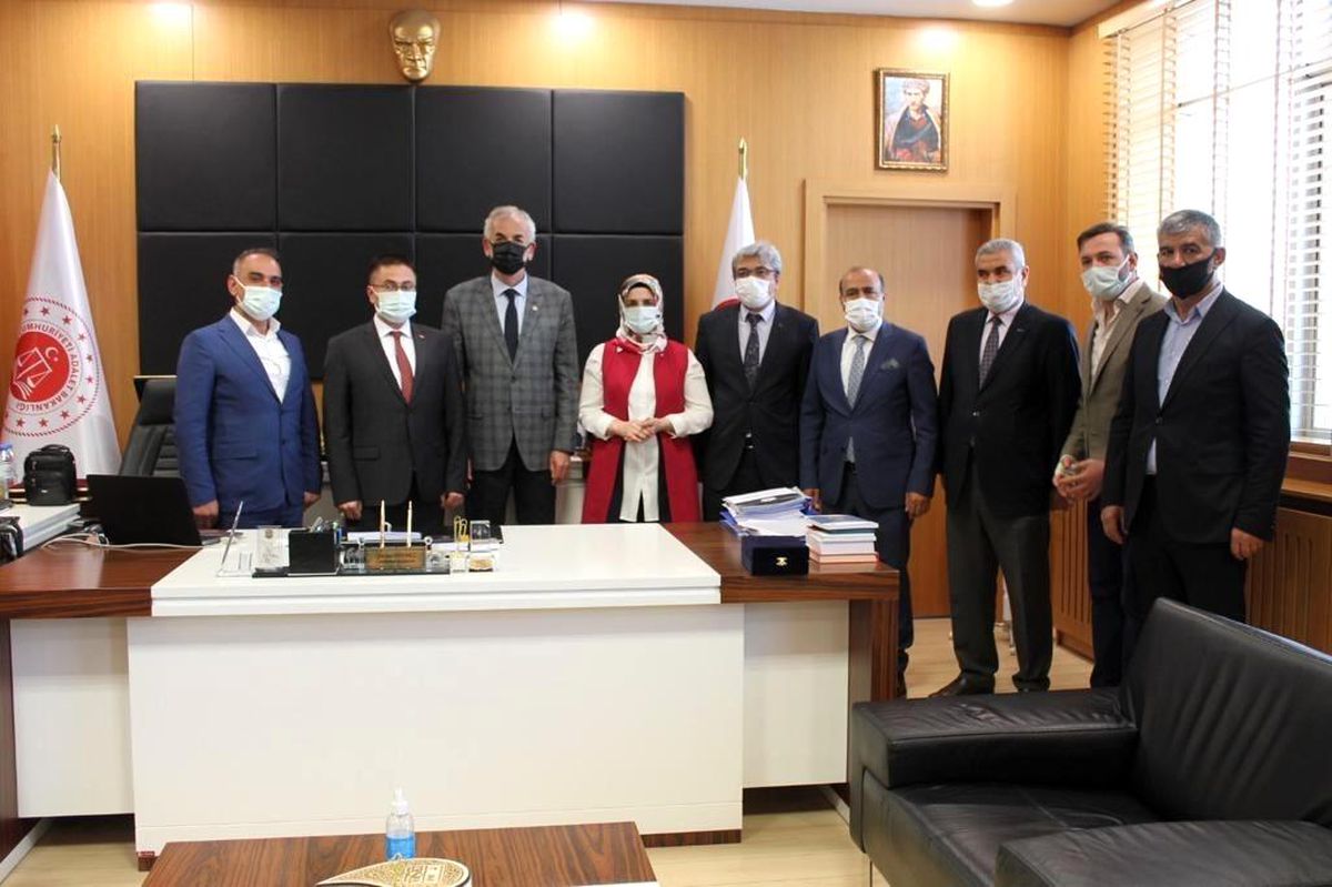 Başsavcı Dönmez\'den hayırseverlere plaket