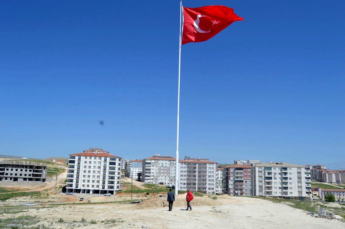 Besni\'de dev Türk Bayrağı göndere çekildi