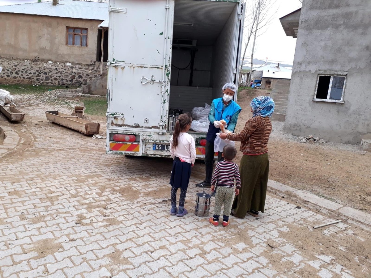 Çaldıran Belediyesinden 600 kişiye sıcak yemek