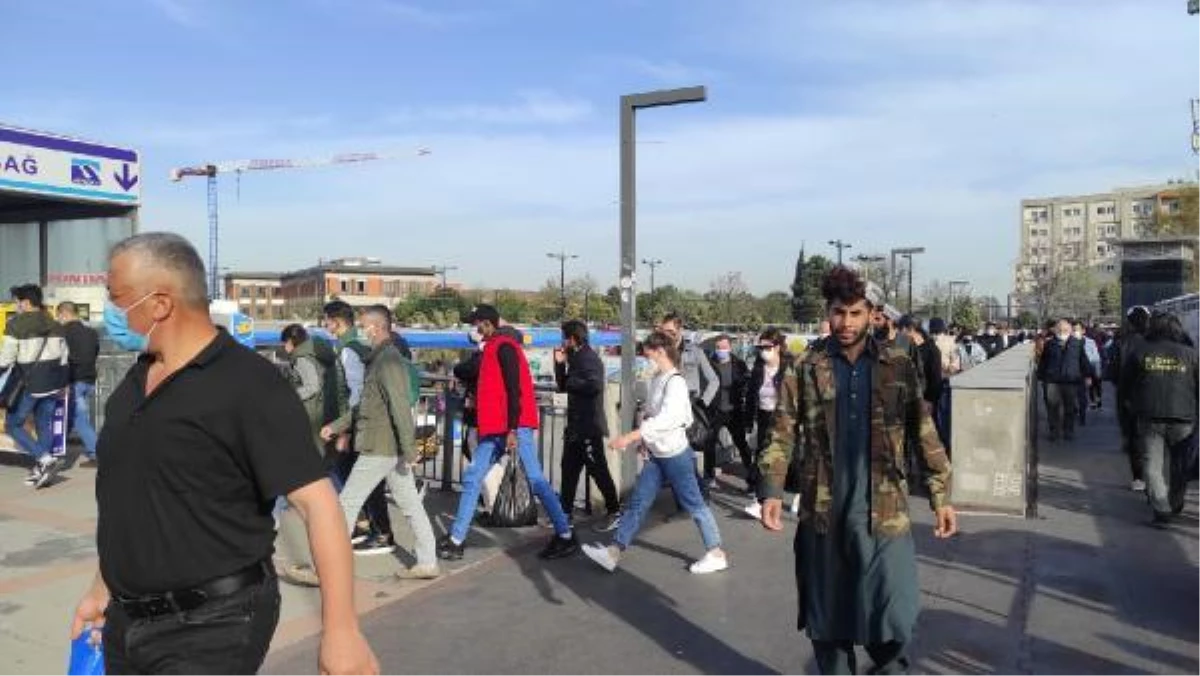 CEVİZLİBAĞ\'DA METROBÜS DURAĞINDA YOĞUNLUK