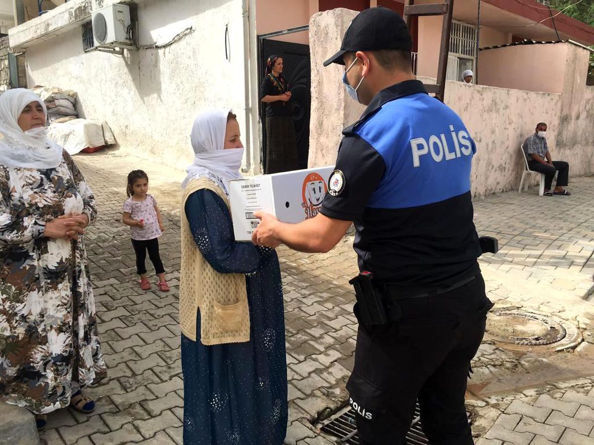 Cizre\'de polis ihtiyaç sahibi 150 aileye gıda yardımı yaptı