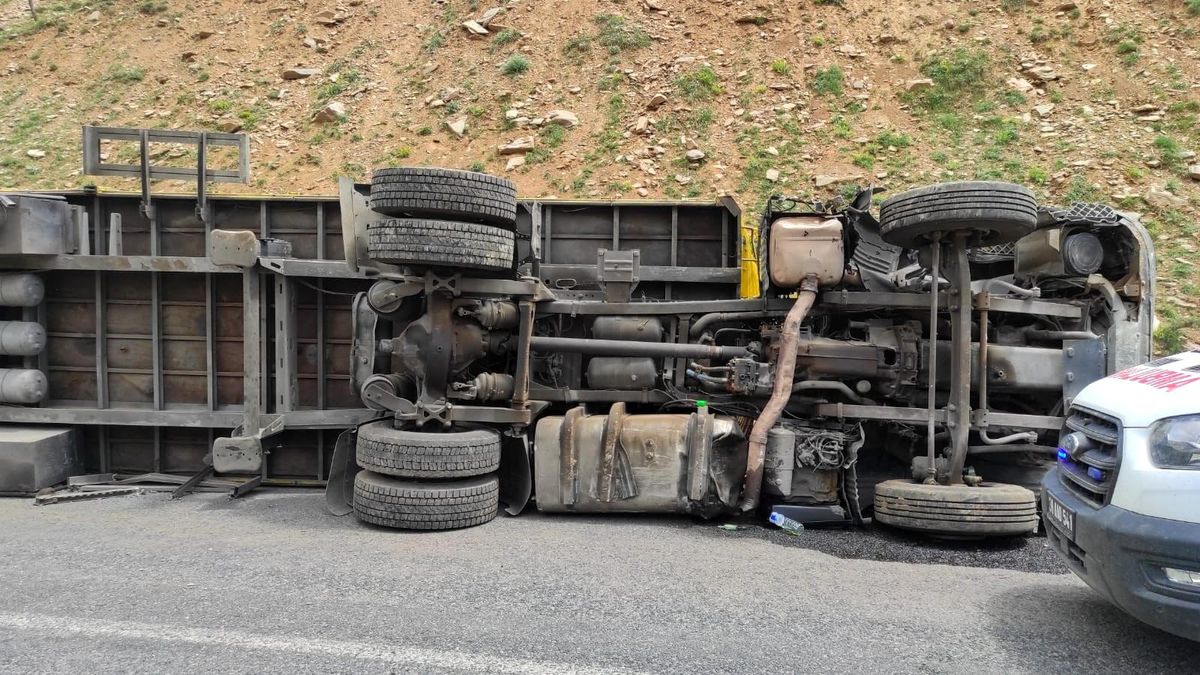 Demir yüklü tır devrildi: 1 yaralı