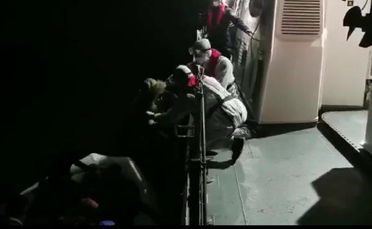 Dikili\'de 22 kaçak göçmen kurtarıldı