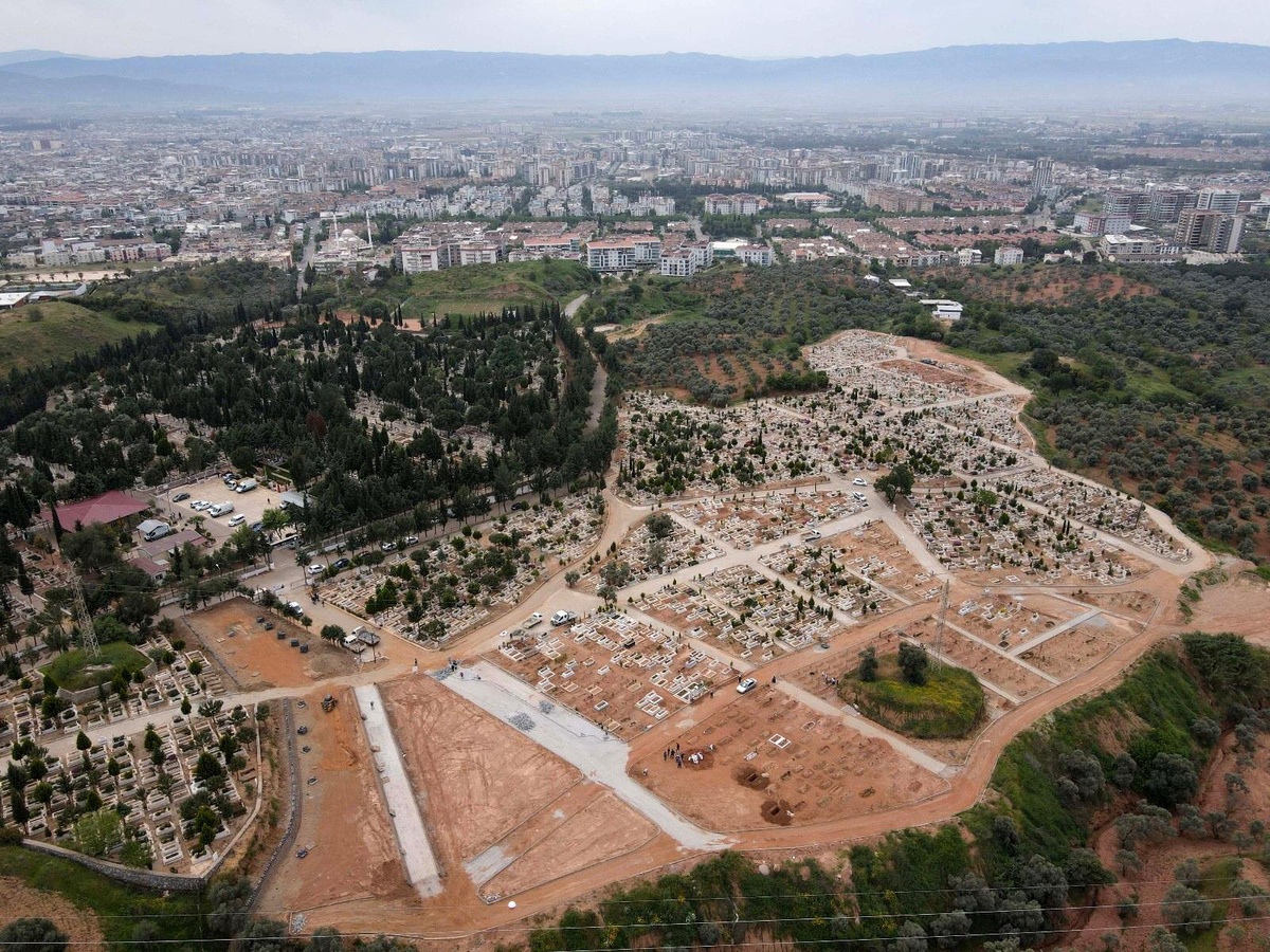 Efeler\'deki mezarlık içi yolları yenileniyor