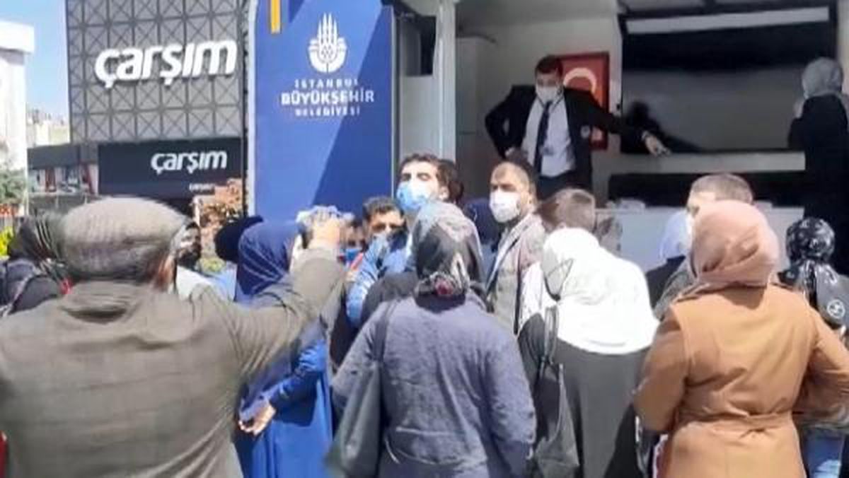 ESENYURT\'TA İBB\'NİN RAMAZAN HEDİYESİ DAĞITIMINDA SOSYAL MESAFE KURALI HİÇE SAYILDI
