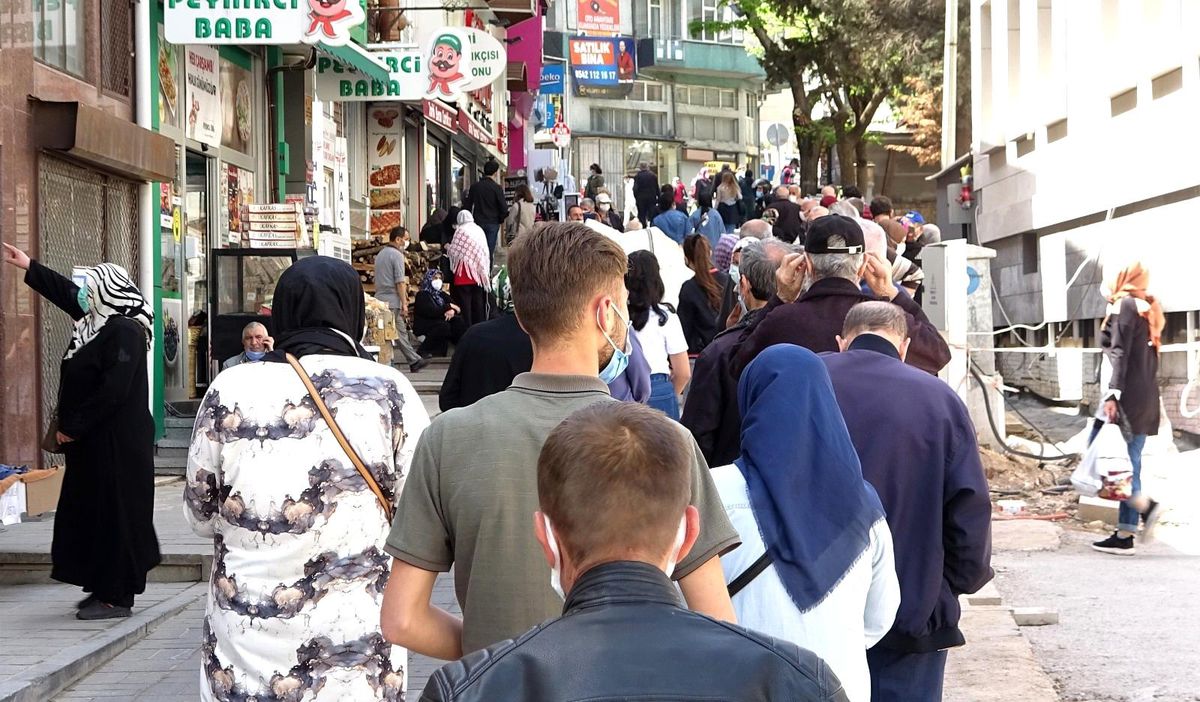 Et alabilmek için saatlerde kuyrukta bekliyorlar