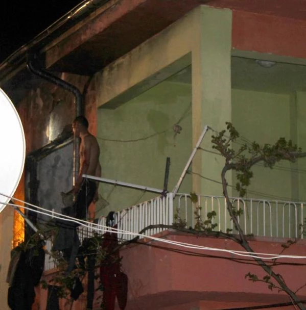 Evini ateşe veren şahıs, kendini cam parçalarıyla yaraladı