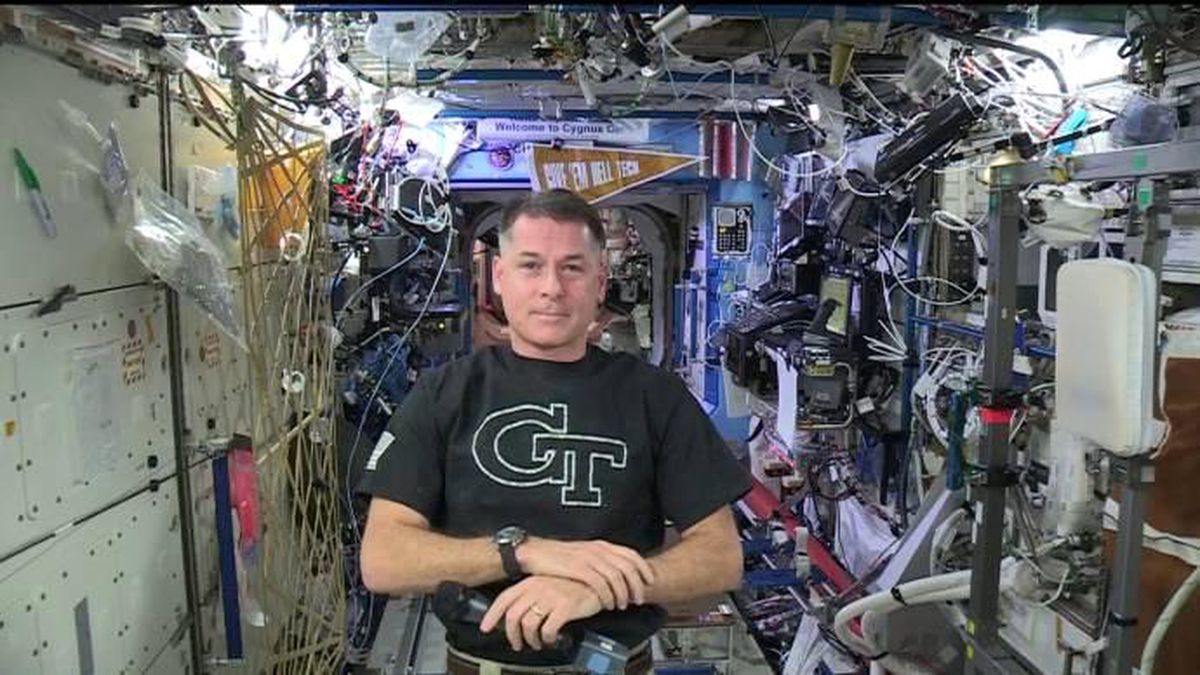 Faciadan Dönülmüş: Astronotlara Uzay Çöpü Çarpacaktı