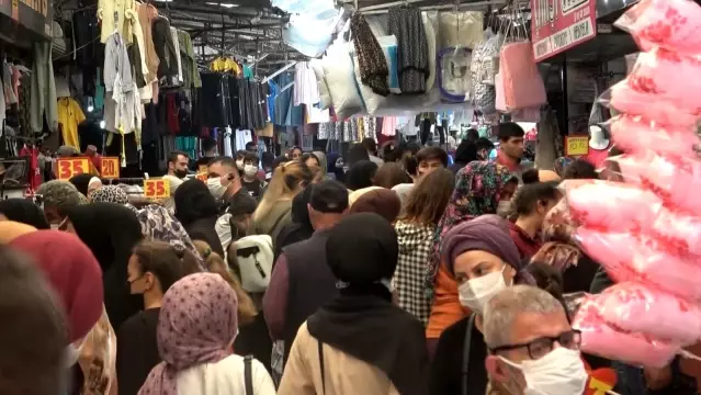 Hatay'da tam kapanmaya saatler kala vatandaşlar çarşıya akın etti Hatay'da tam kapanmaya saatler kala vatandaşlar çarşıya akın etti