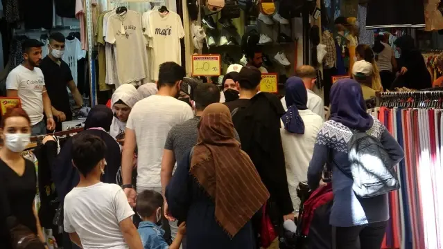 Hatay'da tam kapanmaya saatler kala vatandaşlar çarşıya akın etti Hatay'da tam kapanmaya saatler kala vatandaşlar çarşıya akın etti