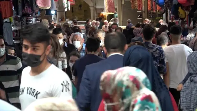 Hatay'da tam kapanmaya saatler kala vatandaşlar çarşıya akın etti Hatay'da tam kapanmaya saatler kala vatandaşlar çarşıya akın etti