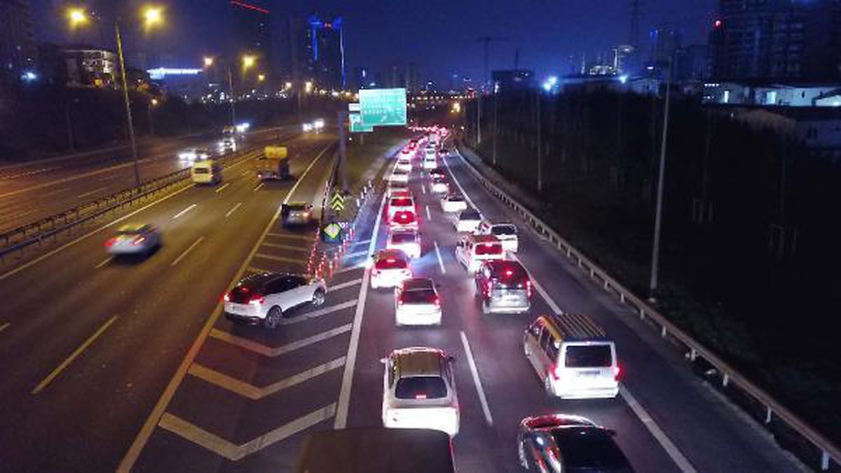 İstanbul\'da TEM Otoyolu\'nda trafik yoğunluğu yaşanıyor