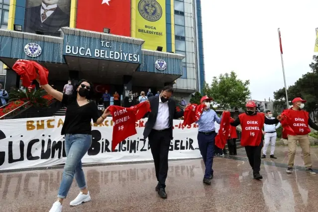 İzmir'de tam kapanma öncesi erken 1 Mayıs kutlaması