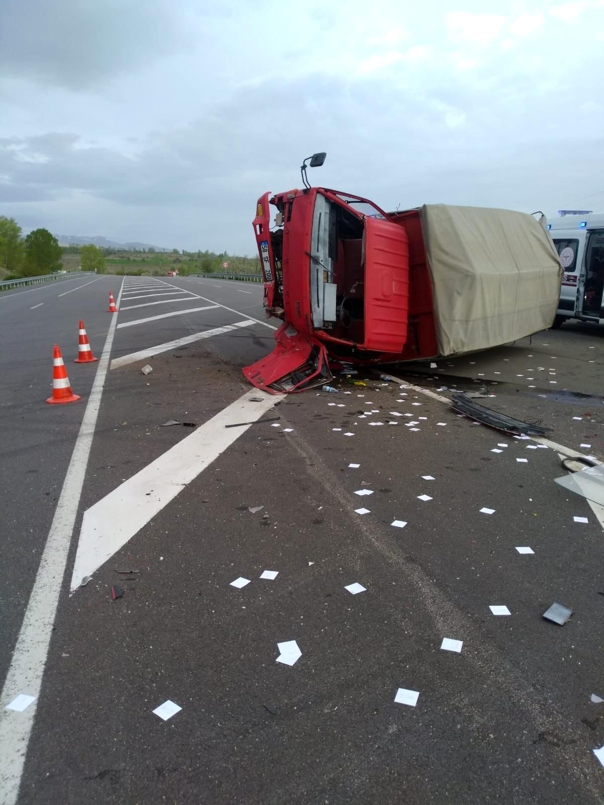 Kamyon ile otomobil çarpıştı, 6 yaralı
