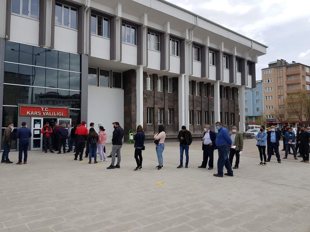 Kars\'ta, \'tam kapanma\' öncesi izin yoğunluğu