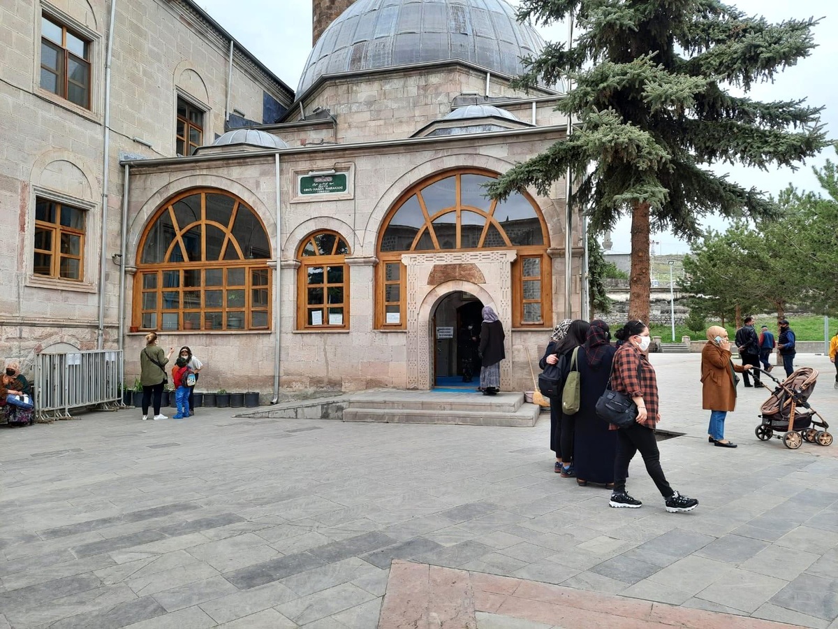 Kars\'ta vatandaşlar Harakani Türbesi\'ne akın etti