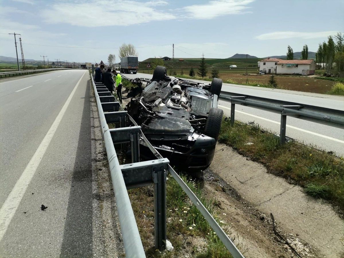 Kontrolden çıkan otomobil refüje devrildi