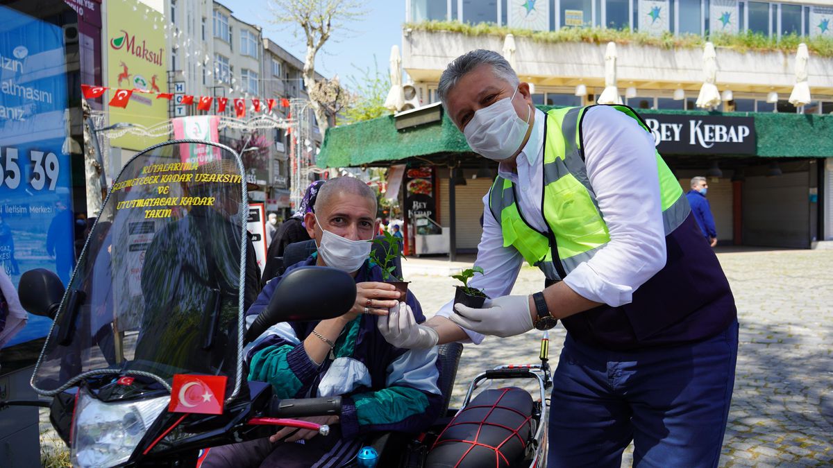 Lüleburgaz Belediyesi\'nin ürettiği fideler vatandaşa dağıtıldı