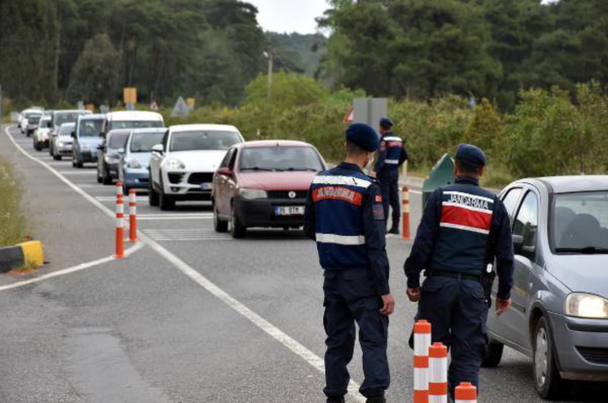 MARMARİS GİRİŞİNDE TAM KAPANMA ÖNCESİ 10 KİLOMETRE ARAÇ KONVOYU