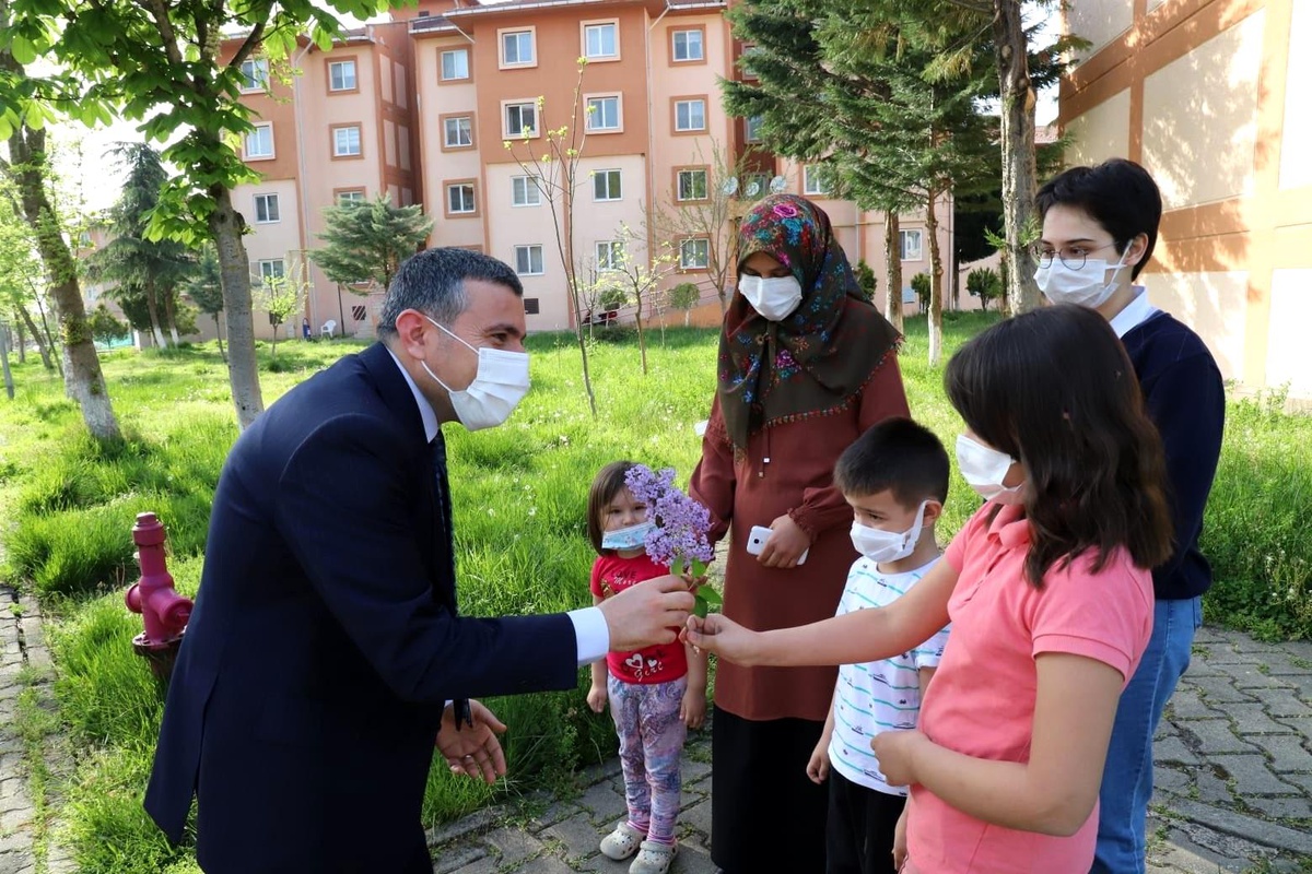 Mektup yazan miniklere vali amcaları sürpriz yaptı