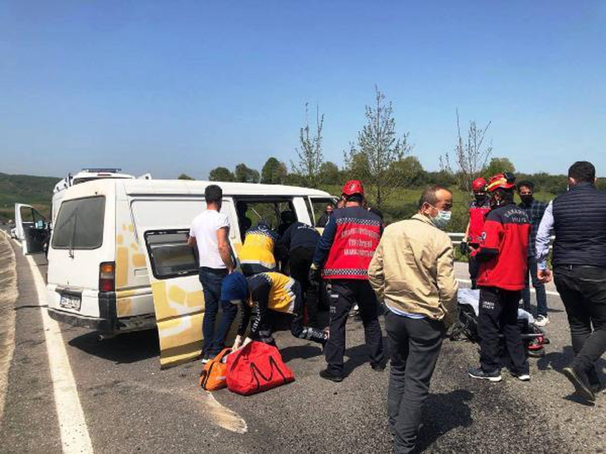 Minibüs bariyerlere çarptı: 3 yaralı