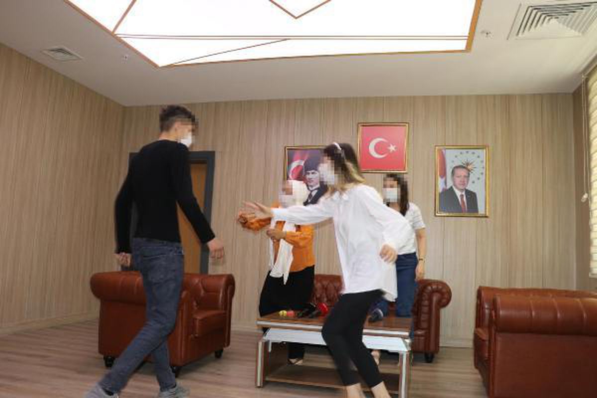 Örgütten kaçıp teslim olan PKK\'lı, ailesiyle buluştu