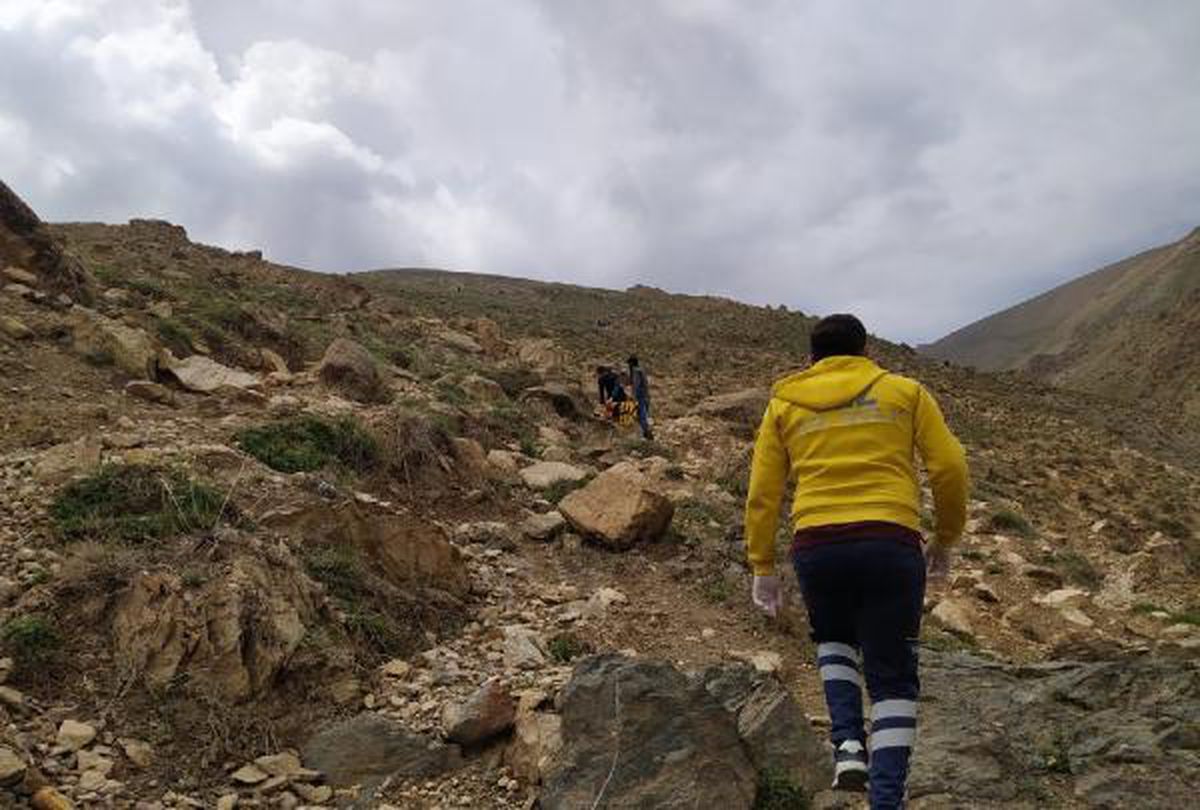 Pancar toplarken kayalıklardan düşüp, yaralandı