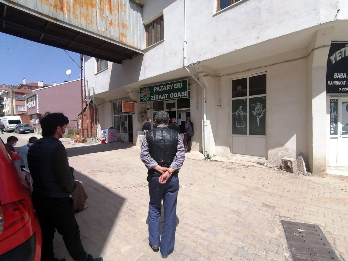 Pazaryeri\'nde çiftçiler izin belgesi almak için kalabalık oluşturdu