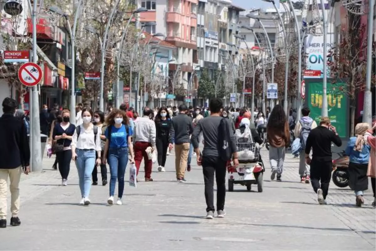 SAKARYA\'DA TAM KAPANMA ÖNCESİ SOKAKLARDA YOĞUNLUK