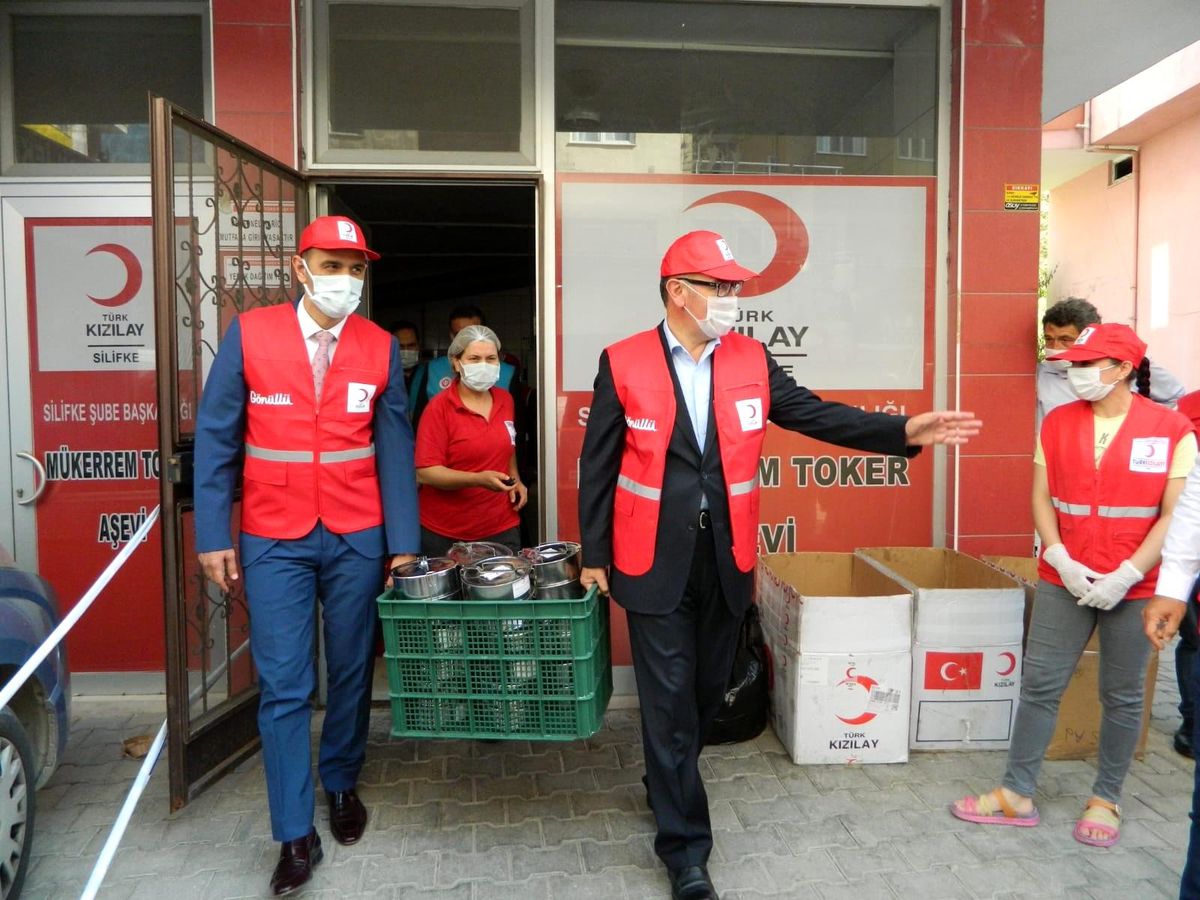Silifke\'de 2 bin kişilik sıcak yemek dağıtılıyor