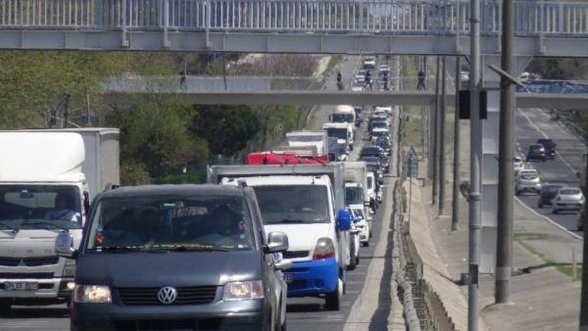 SİLİVRİ\'DE TAM KAPANMA ÖNCESİ TRAFİKTE UZUN ARAÇ KUYRUKLARI OLUŞTU