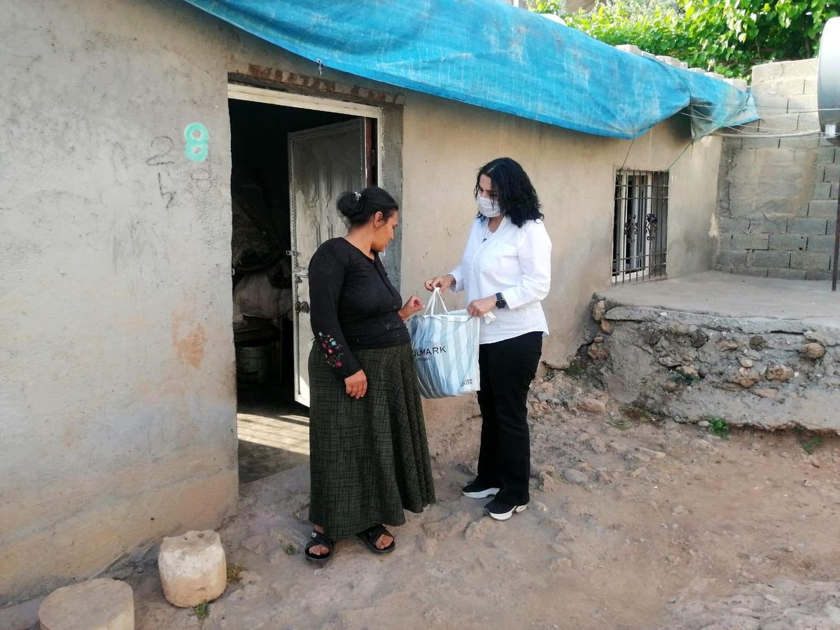 Silopi\'de ihtiyaç sahiplerine 135 koli erzak yardımı