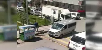 Sultangazi'de yol kapanının üzerine kaldırım taşı koyarak böyle geçtiler