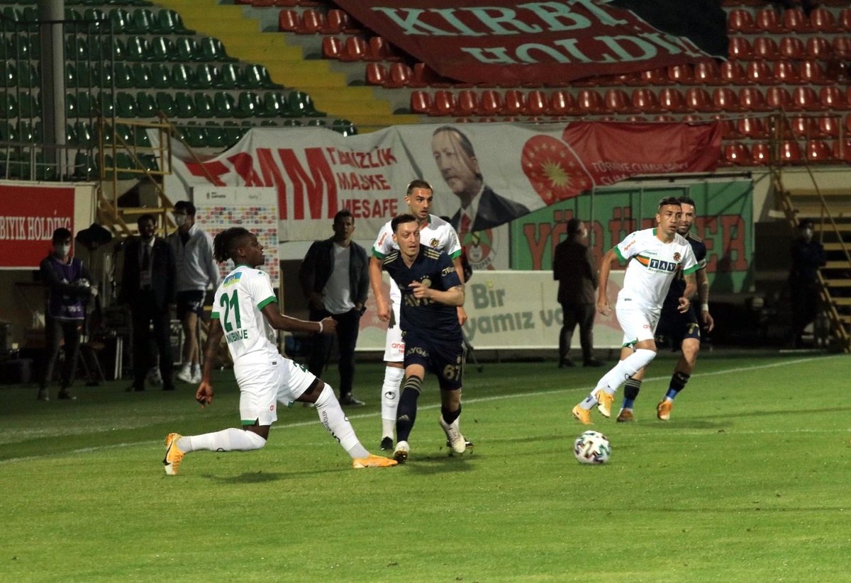Süper Lig: Aytemiz Alanyaspor: 0 Fenerbahçe: 0 (Maç devam ediyor)