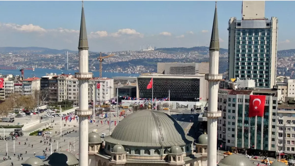 Taksim Camii, Çamlıca Camii ile aynı karede