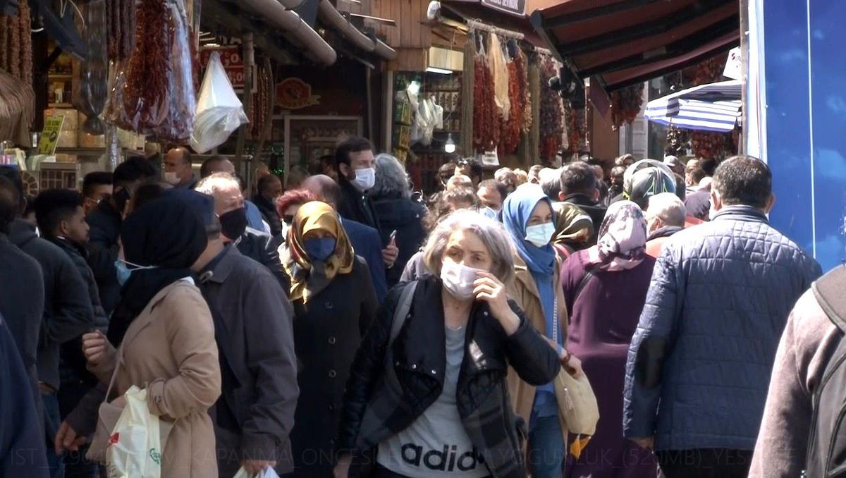 Tam kapanma öncesi Eminönü\'nde yoğunluk