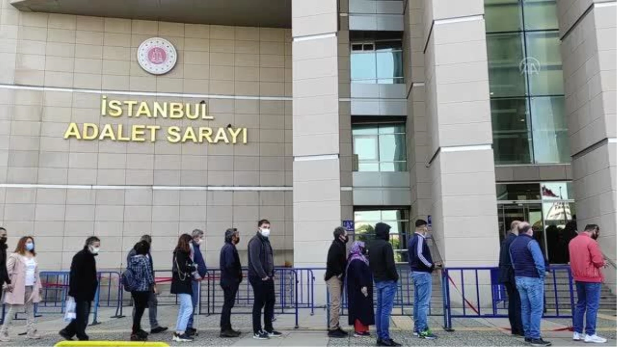 "Tam kapanma" öncesi İstanbul Adalet Sarayı önünde kuyruk oluştu