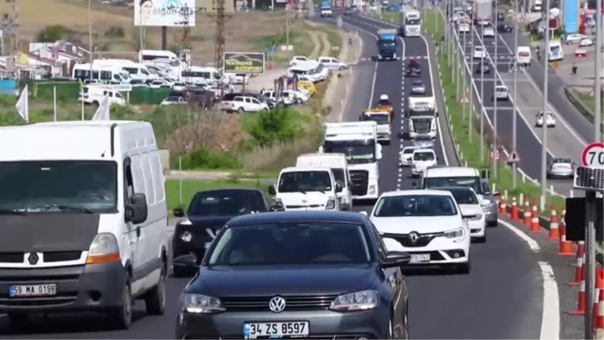"Tam kapanma" öncesi İstanbul-Tekirdağ yolunda trafik yoğunluğu yaşanıyor