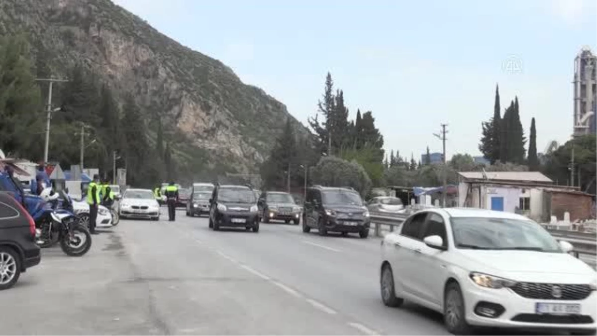 "Tam kapanma" öncesi yollarda trafik yoğunlaştı