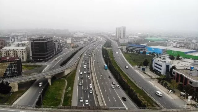 Akın akın gidiyorlar! Tam kapanmaya saatler kala İstanbul'da trafik yoğunluğu devam ediyor Akın akın gidiyorlar! Tam kapanmaya saatler kala İstanbul'da trafik yoğunluğu devam ediyor