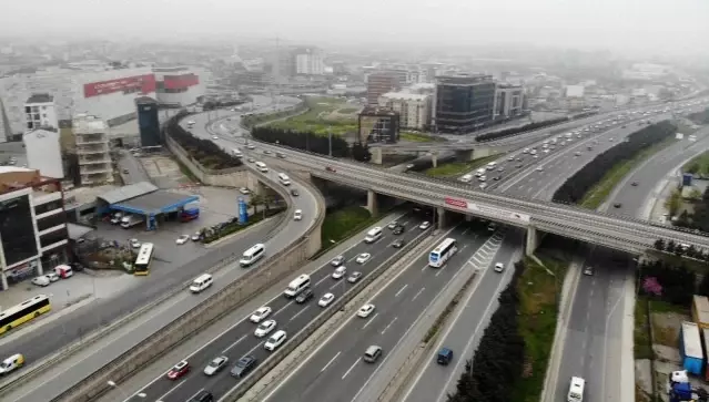 Akın akın gidiyorlar! Tam kapanmaya saatler kala İstanbul'da trafik yoğunluğu devam ediyor Akın akın gidiyorlar! Tam kapanmaya saatler kala İstanbul'da trafik yoğunluğu devam ediyor
