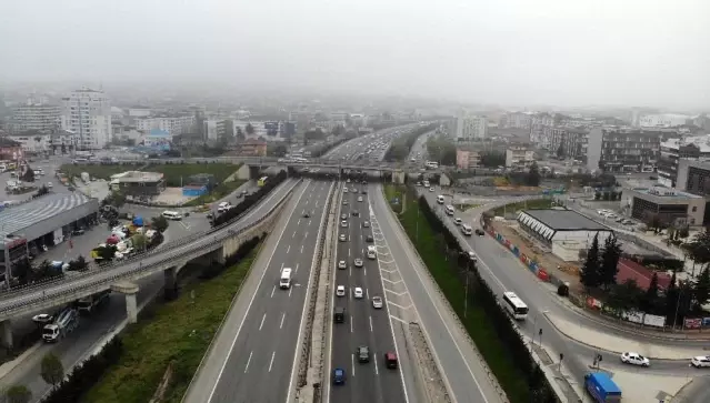 Akın akın gidiyorlar! Tam kapanmaya saatler kala İstanbul'da trafik yoğunluğu devam ediyor Akın akın gidiyorlar! Tam kapanmaya saatler kala İstanbul'da trafik yoğunluğu devam ediyor