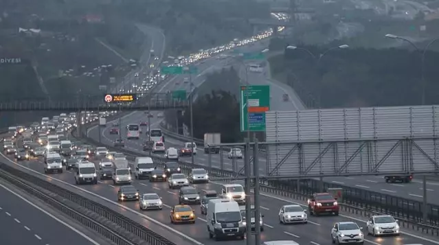 Akın akın gidiyorlar! Tam kapanmaya saatler kala İstanbul'da trafik yoğunluğu devam ediyor Akın akın gidiyorlar! Tam kapanmaya saatler kala İstanbul'da trafik yoğunluğu devam ediyor