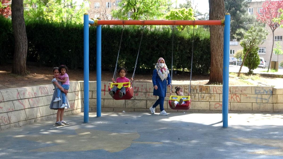Tam kapanmaya saatler kala vatandaşlar park ve bahçelere akın etti