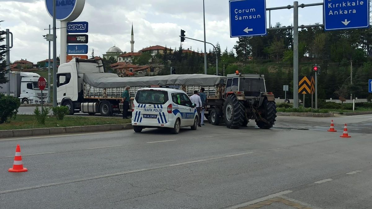 Traktör Tır\'a arkadan çarptı