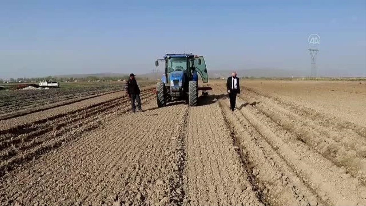 Vanlı çiftçi uydudan kontrol edilen "akıllı" traktörle tarlasını sürüyor
