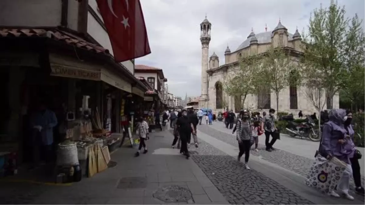 Vatandaşlar "tam kapanma" öncesi çarşı ve pazarda yoğunluk oluşturdu