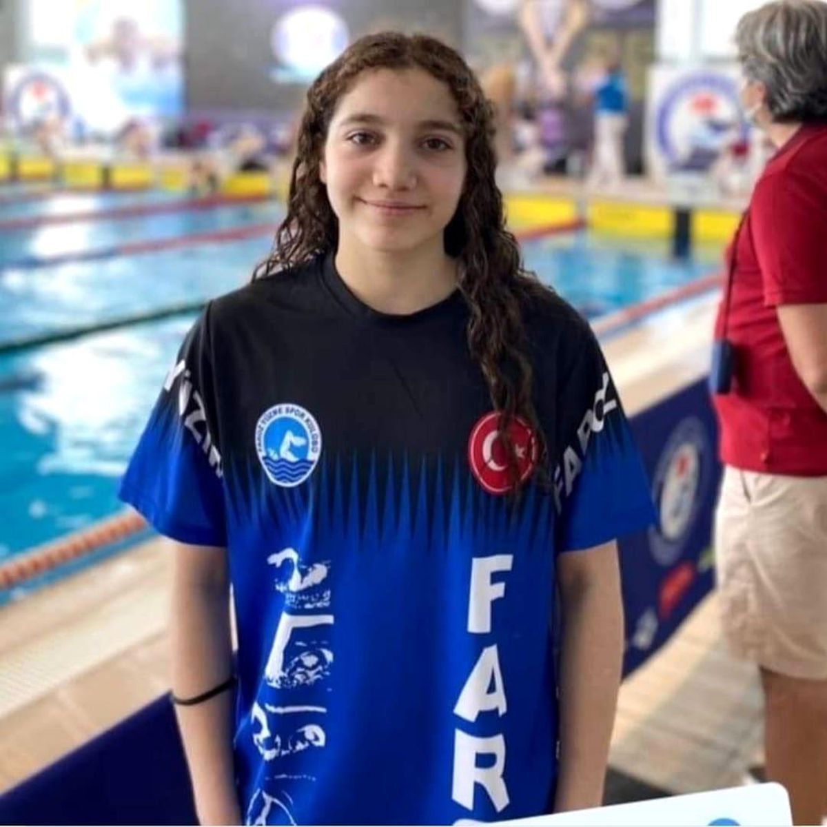 Yade Sezen yüzmede gururlandırmaya devam ediyor