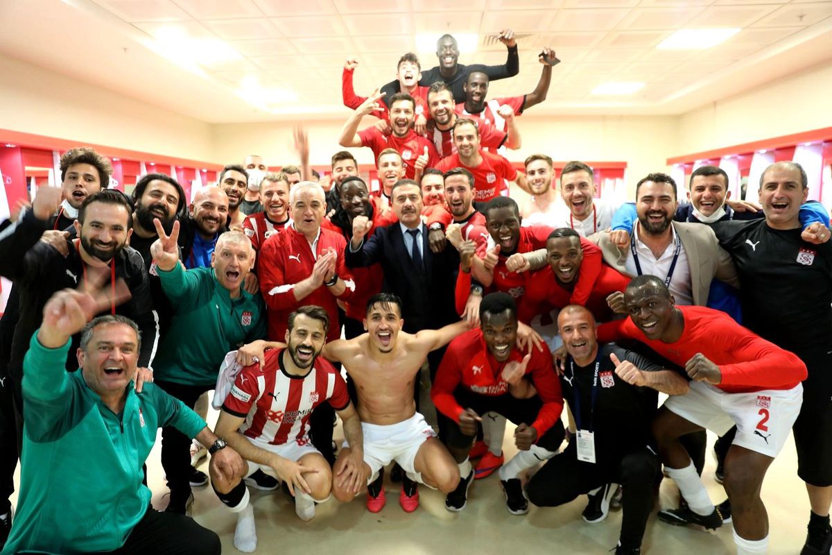 Yiğidolar\'dan galibiyet pozu
