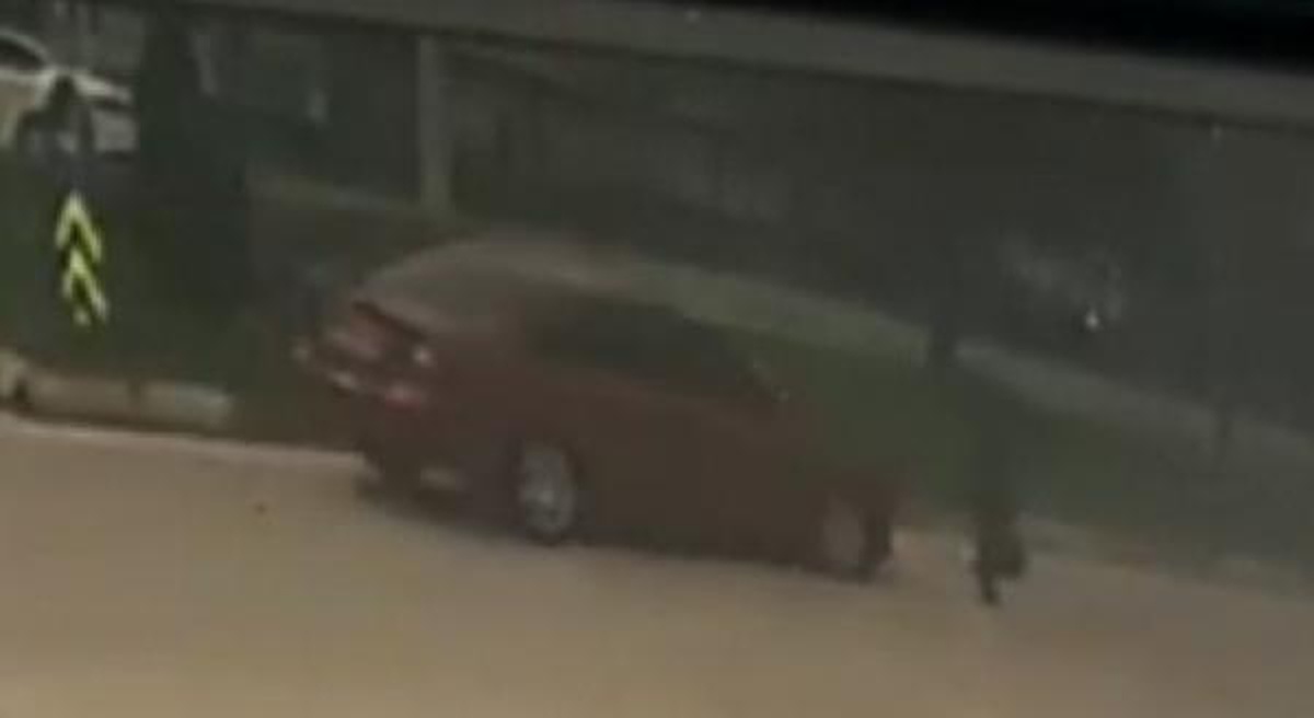 Yolun karşısına geçmeye çalışırken, otomobilin çarpmasıyla yaralandı